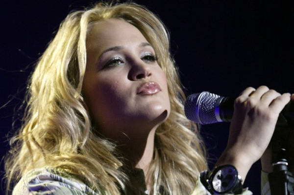 Carrie Underwood to headline Pro Football Hall of Fame's Concert for Legends