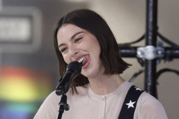 Gracie Abrams performs, talks Taylor Swift on 'Today'