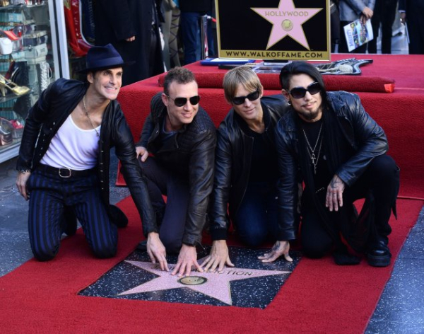 Perry Farrell throws punch at Dave Navarro, ending Jane's Addiction concert