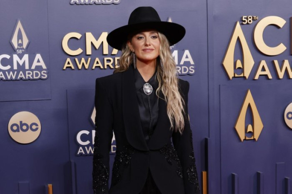Chris Stapleton picks up early awards at CMAs