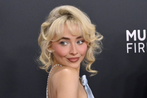 Dolly Parton joins Sabrina Carpenter in new 'Please Please Please'