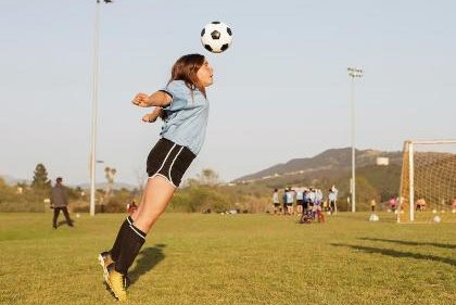 Rule change cut concussion risk for soccer kids, study indicates