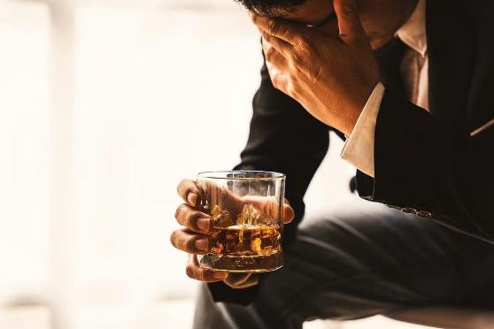 Heavy drinking tied to brain damage, increased risk of dementia, study reports