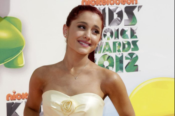 Ariana Grande is abducted by aliens in 'Supernatural' music video