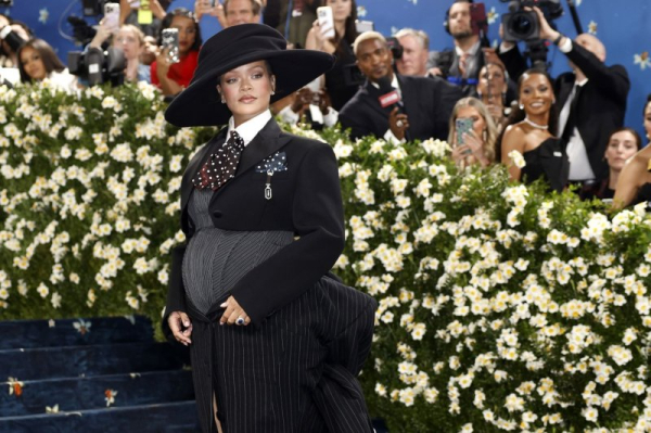 Rihanna visits Smurf Village in 'Friend of Mine' music video