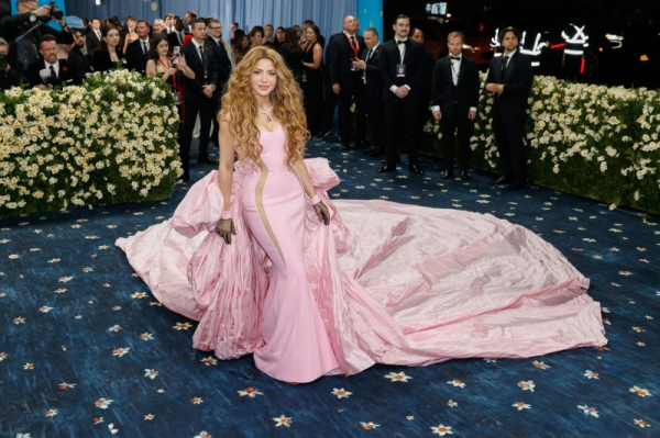 Shakira, Alejandro Sanz reunite in 'Besame' music video