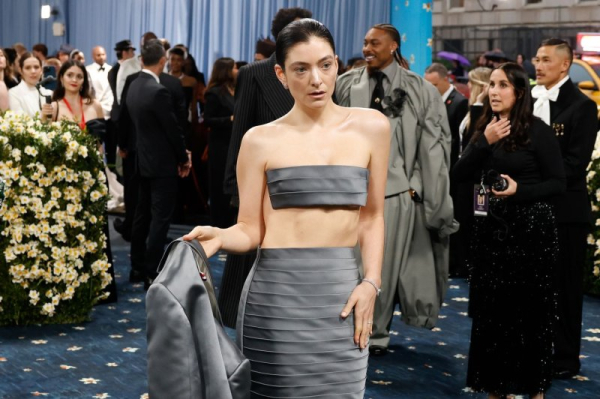 Lorde gets a tattoo, goes swimming in 'Hammer' music video