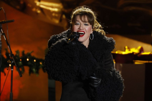 Kelly Clarkson delays Las Vegas residency start due to vocal issues