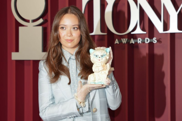 Laufey addresses beauty standards in new single 'Snow White'