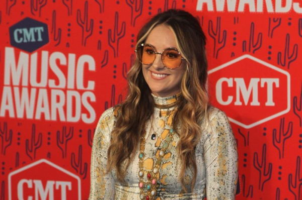 Lainey Wilson performs 'Somewhere Over Laredo' on 'Late Show'