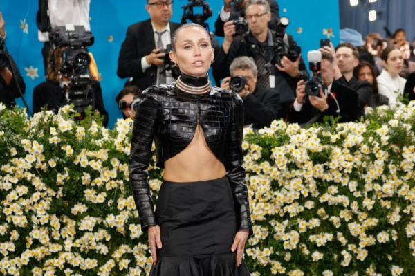 Miley Cyrus recruits Buckingham, Fleetwood for 'Secrets'