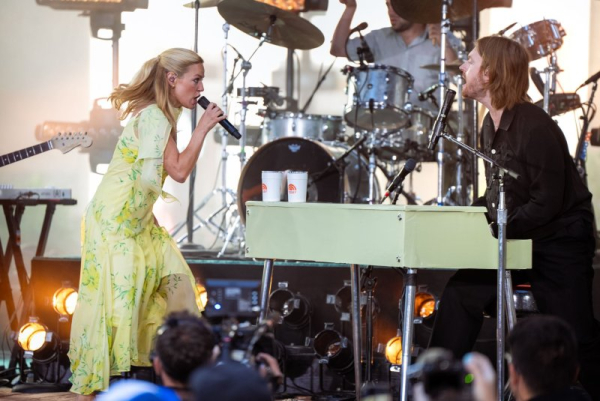 Finneas, Ashe perform as The Favors on 'Tonight Show'