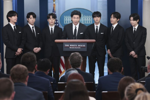 BTS performs '2.0' at Guggenheim for 'Tonight Show' BTS performs '2.0' at Guggenheim for 'Tonight Show'