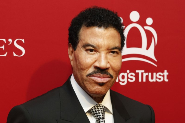 Lionel Richie cuts show short after on-stage dizzy spell