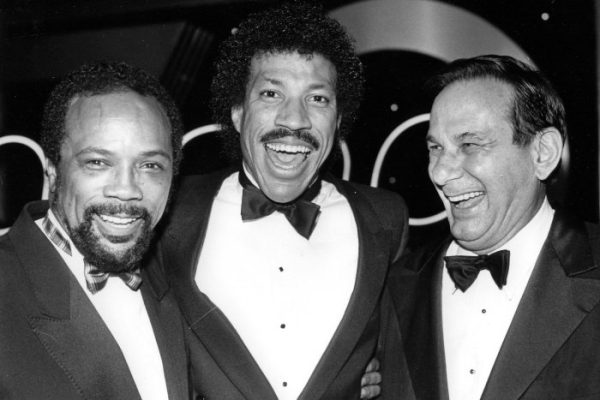 Lionel Richie cuts show short after on-stage dizzy spell