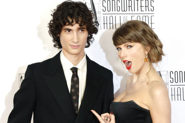 Taylor Swift, Alanis Morissette inducted into Songwriters Hall of Fame Taylor Swift, Alanis Morissette inducted into Songwriters Hall of Fame